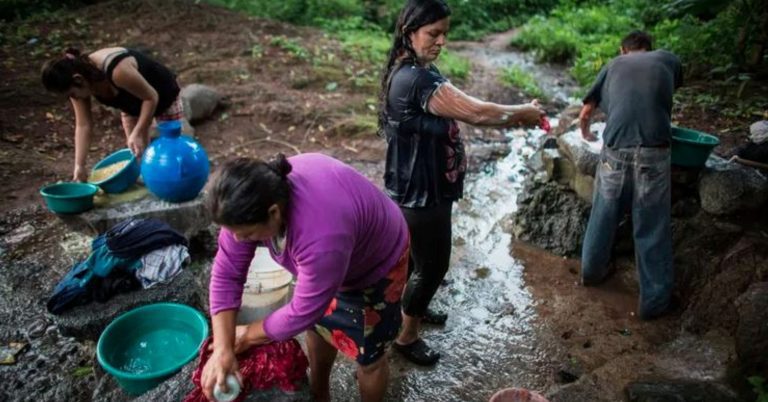Imagen destacada de reflexión educativa sobre el agua